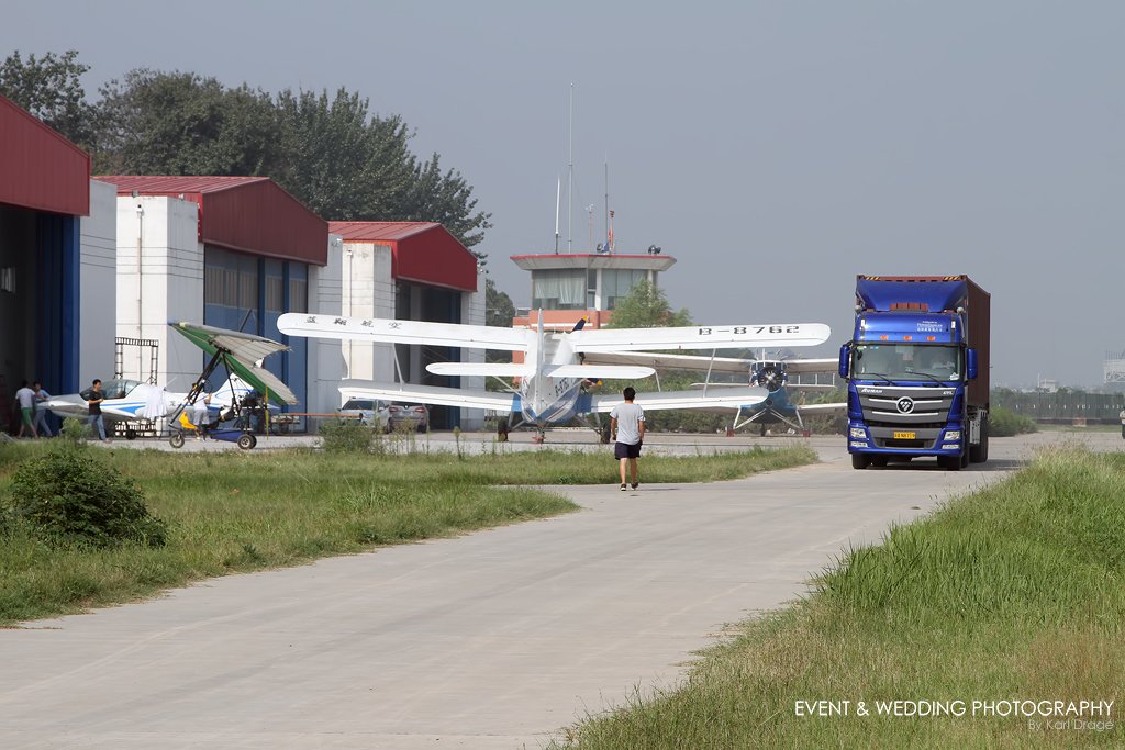 The lorry carrying the two aircraft is repositioned at Zhengzhou.